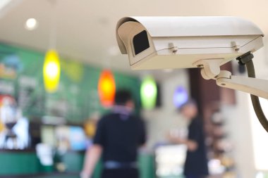 CCTV Kamera kayıtta insanlar kafede arka plan bulanıklık.