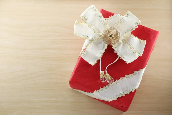 Caja de regalo se coloca en el suelo de madera . —  Fotos de Stock