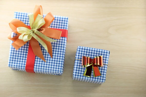 Scatola regalo su tavola di legno sfondo nel concetto di Natale . — Foto Stock