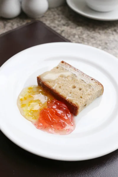 Dessert gebakken of groenten brood op witte schotel. — Stockfoto
