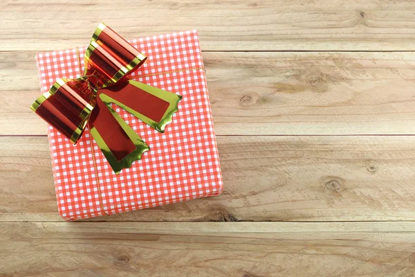 Caja de regalo sobre fondo de madera en Concept Christmas . —  Fotos de Stock