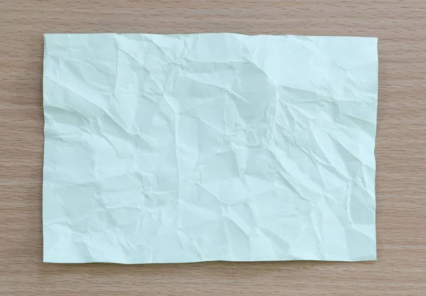Carta da blocco note verde stropicciata di spazio vuoto e copia su b di legno — Foto Stock