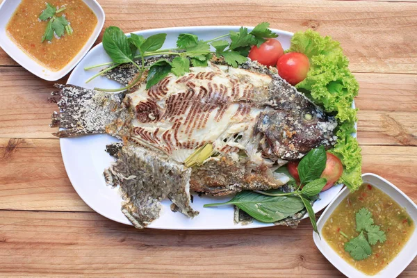 罗非鱼鱼白盐烤盘和有辣 Sauc — 图库照片
