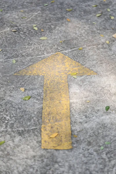 Symbolem starego żółte strzałki na chodniku w sygnał, który str — Zdjęcie stockowe