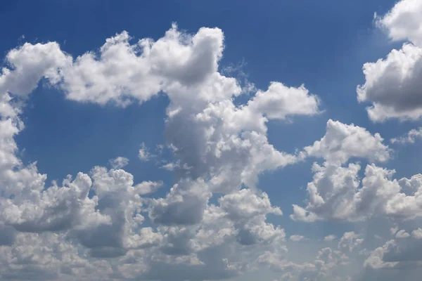 Cloud na modré oblohy ve dne jasné počasí. — Stock fotografie