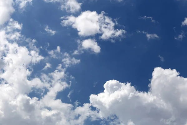 Nube en el cielo azul en el día del clima brillante . —  Fotos de Stock