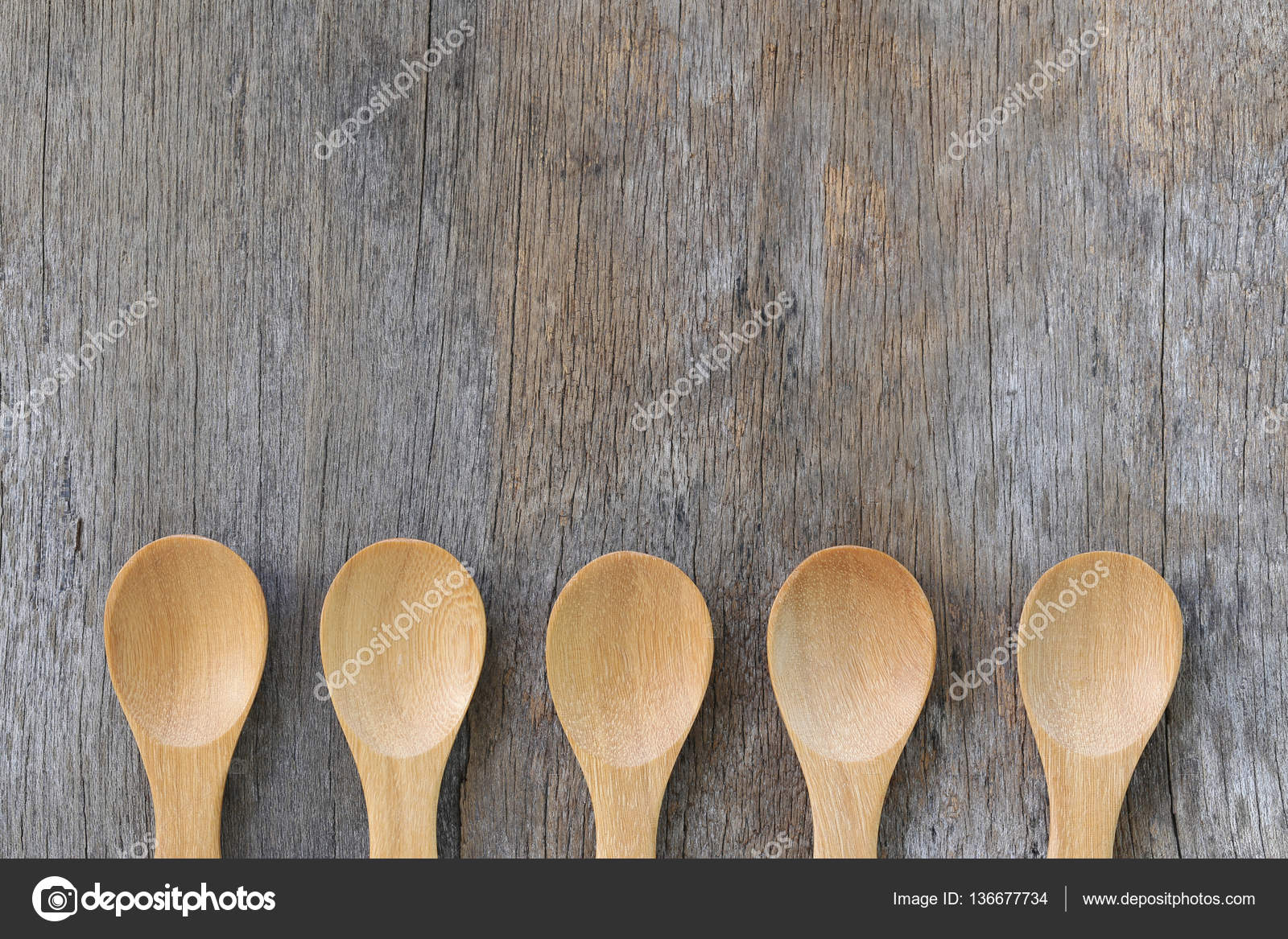 Cuillère En Bois Sur Vieille Table De Bois Brun