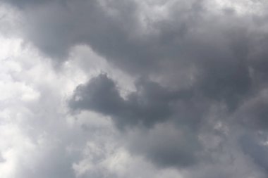 Yağmur bulutlar gökyüzünde iklim kavramı içinde şekillendirme.