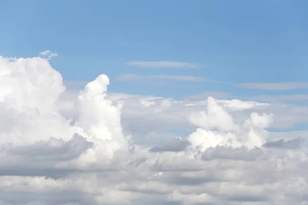 Cloud na modré oblohy ve dne jasné počasí. — Stock fotografie