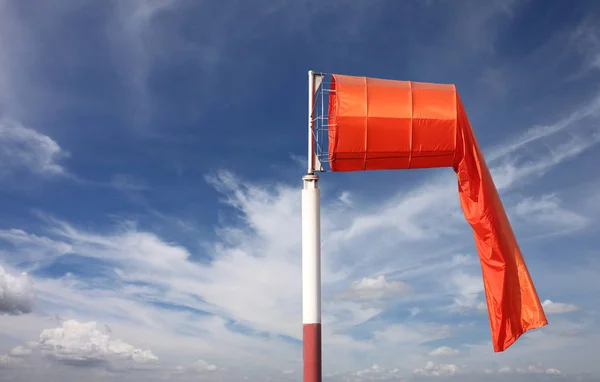 Calcetín de viento del equipo compruebe la dirección del viento soplar en el día —  Fotos de Stock