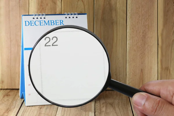 Lente d'ingrandimento in mano sul calendario si può guardare 22 giorni — Foto Stock