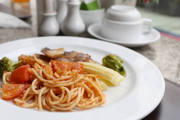 Gebakken Spaghetti en gegrilde vis op witte schotel. — Stockfoto