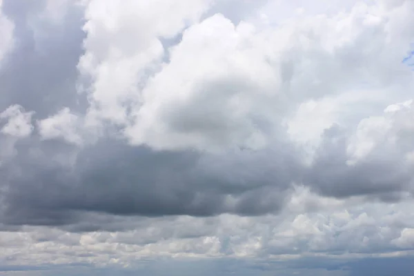 Yağmur bulutlar gökyüzünde iklim kavramı içinde şekillendirme. — Stok fotoğraf