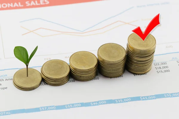 Zilveren munt stapel business grafiek en hebben treetop in business — Stockfoto
