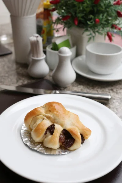 Efterrätt bakade eller frukt bröd på vita maträtt. — Stockfoto