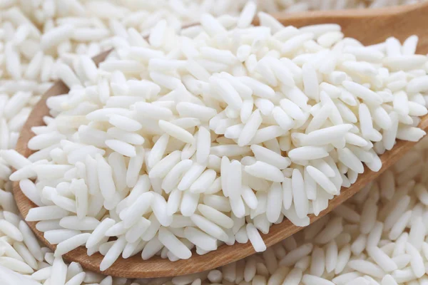 Органический белый рис в деревянной ложке, клейкий рис или липкий рис — стоковое фото
