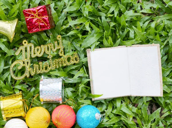 Caja de regalo roja y papel de nota vacío en césped verde y tienen oro te —  Fotos de Stock