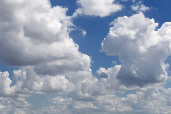 Wolken am blauen Himmel bei strahlendem Wetter. — Stockfoto