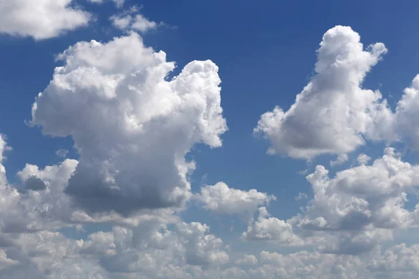 Moln på blå himmel på dagtid av ljusa väder. — Stockfoto