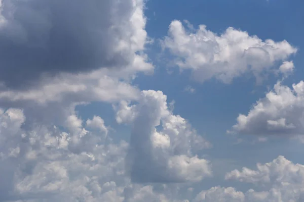 Wolken am blauen Himmel bei strahlendem Wetter. — Stockfoto