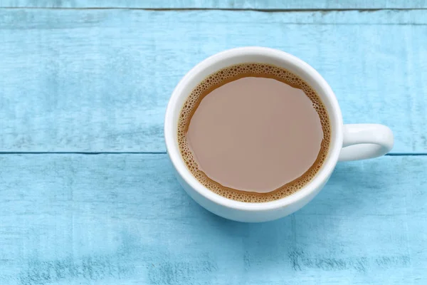Caffè caldo in una tazza di caffè bianco su un tavolo di legno blu . — Foto Stock