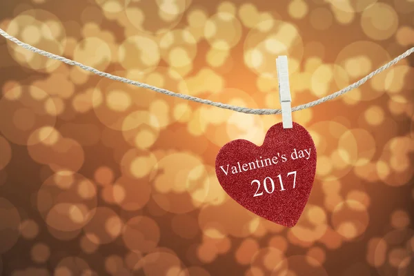 Rood hart opgehangen aan hennep touw en hebben tekst Happy Valentine's Day — Stockfoto