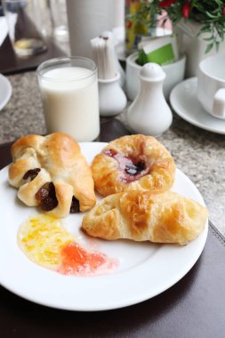 pişmiş tatlı ya da meyve beyaz tabak üzerinde ekmek.