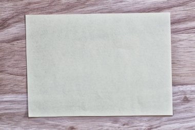 Sarı not defteri boş kağıt ve tahta adam üzerinde kopya alanı