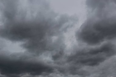 Yağmur bulutların gökyüzünde CLI kavramı oluşturan gökyüzü bulutlu