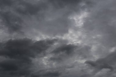 Yağmur bulutların gökyüzünde CLI kavramı oluşturan gökyüzü bulutlu