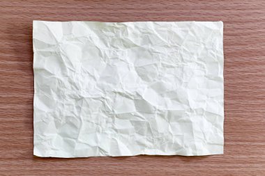 Sarı not defteri kağıt buruşuk boş ve kopya üzerinde ahşap alanı 