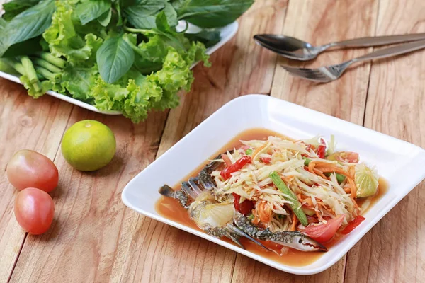SOM TUM, makanan Thailand atau salad pepaya dalam rasa pedas dan populer — Stok Foto