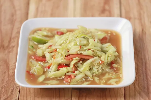 Ensalada de pepino de somtum en la comida tailandesa . — Foto de Stock