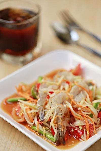 Som tum, thailändische Speisen oder Papayasalat mit frischen Garnelen in würzigem Ta — Stockfoto