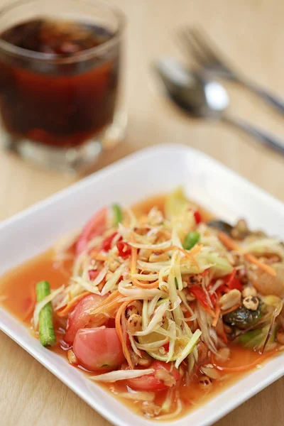SOM TUM, alimentos tailandeses o ensalada de papaya en sabor picante y es popular — Foto de Stock