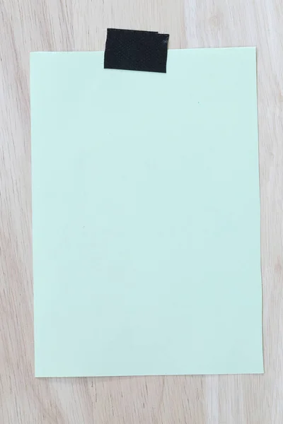 Yeşil not defteri boş kağıt ve ahşap arka plan üzerinde kopya alanı — Stok fotoğraf