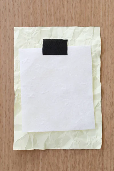 Sarı not defteri kağıt buruşuk boş ve kopya üzerinde ahşap alanı — Stok fotoğraf