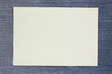 Not boş kağıt ve Denim arka plan üzerinde kopya alanı.