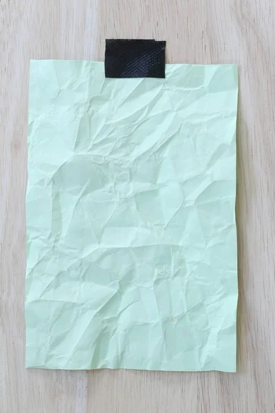 Grünes Notizblock-Papier zerknittert von leeren und Kopierraum auf hölzernen b — Stockfoto
