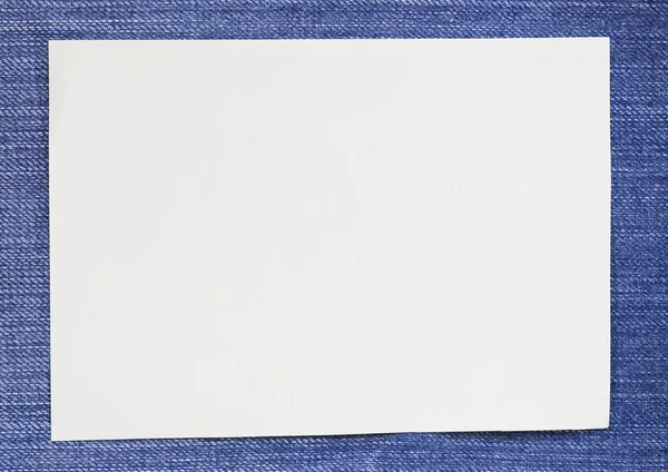 Nota papel de vacío y espacio de copia en el fondo de mezclilla . — Foto de Stock