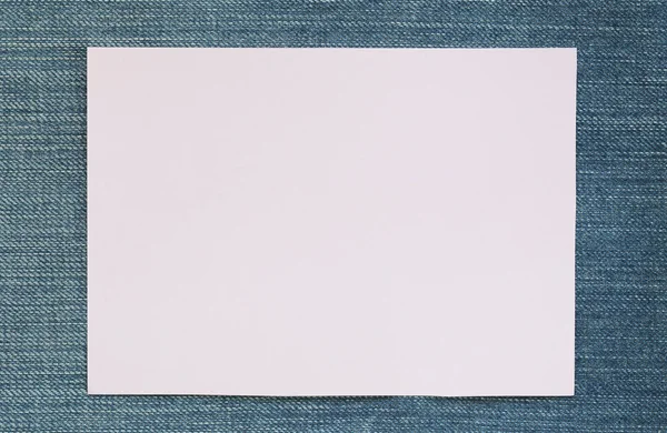 Nota papel de vacío y espacio de copia en el fondo de mezclilla . — Foto de Stock