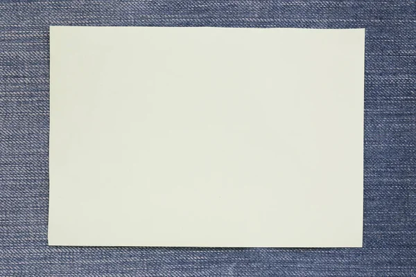 Паперового блокнота порожньо і копію простору на фоні джинсового. — стокове фото
