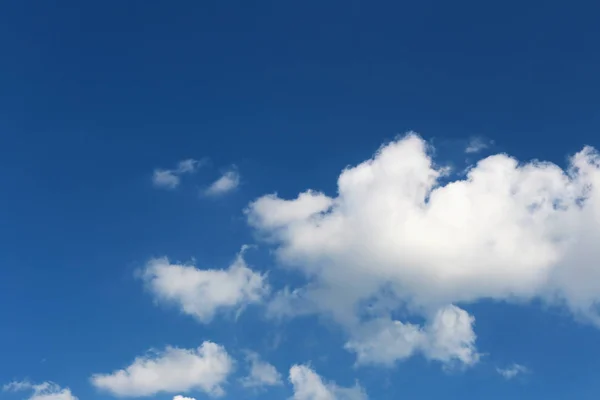 Nuvem no céu azul durante o dia . — Fotografia de Stock