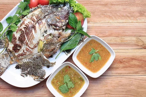 Tilapie ryby grilované se solí v bílém nádobí a mít pikantní Sauc — Stock fotografie