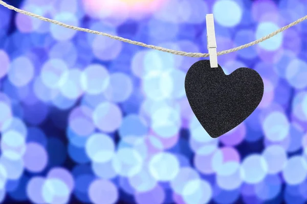 Black Heart soyut renkli bokeh backgro kenevir ipi üzerinde asılı — Stok fotoğraf