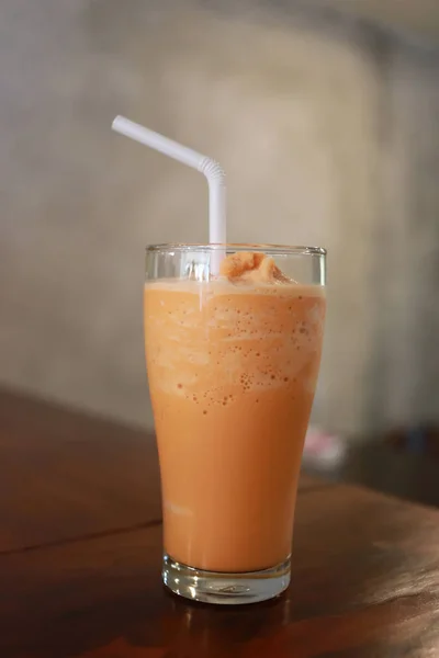 Tè tailandese tradizionale fresco sulla tavola del cibo . — Foto Stock