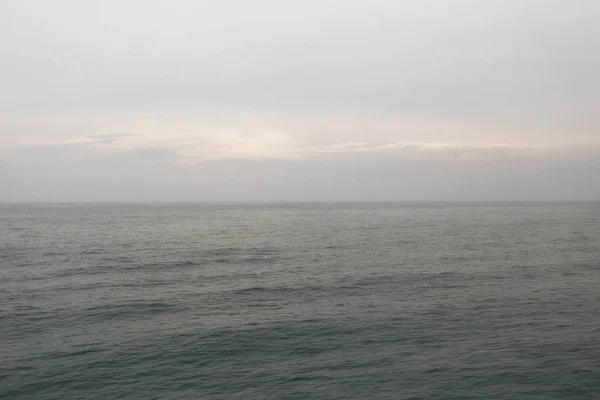 Mer ou océan et ciel nocturne . — Photo