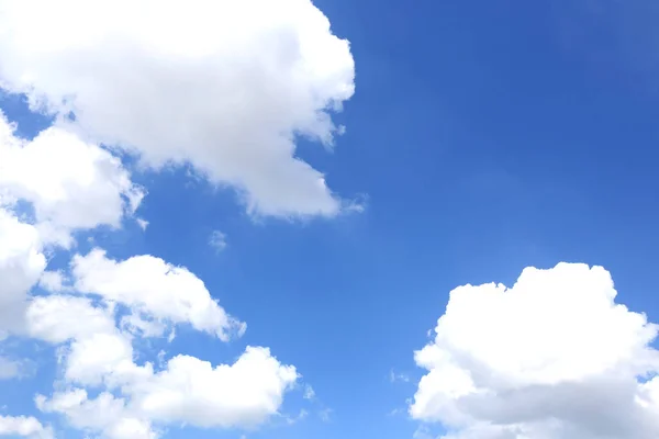Cloud na modré oblohy ve dne. — Stock fotografie