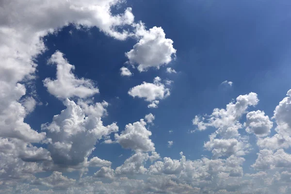 Nuvola su cielo blu durante il giorno di tempo lucente . — Foto Stock