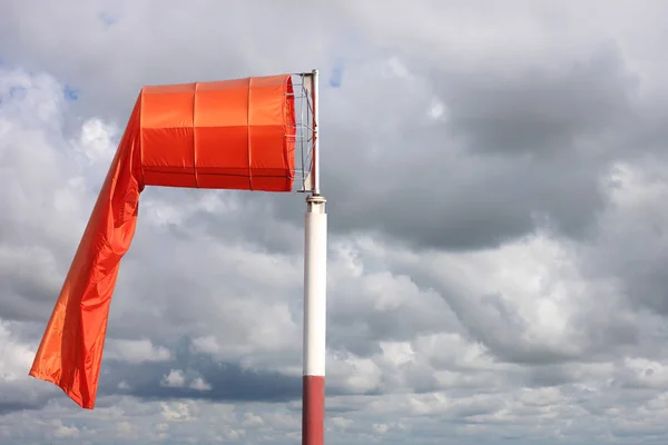 Calcetín de viento del equipo compruebe la dirección del viento soplar en el día —  Fotos de Stock